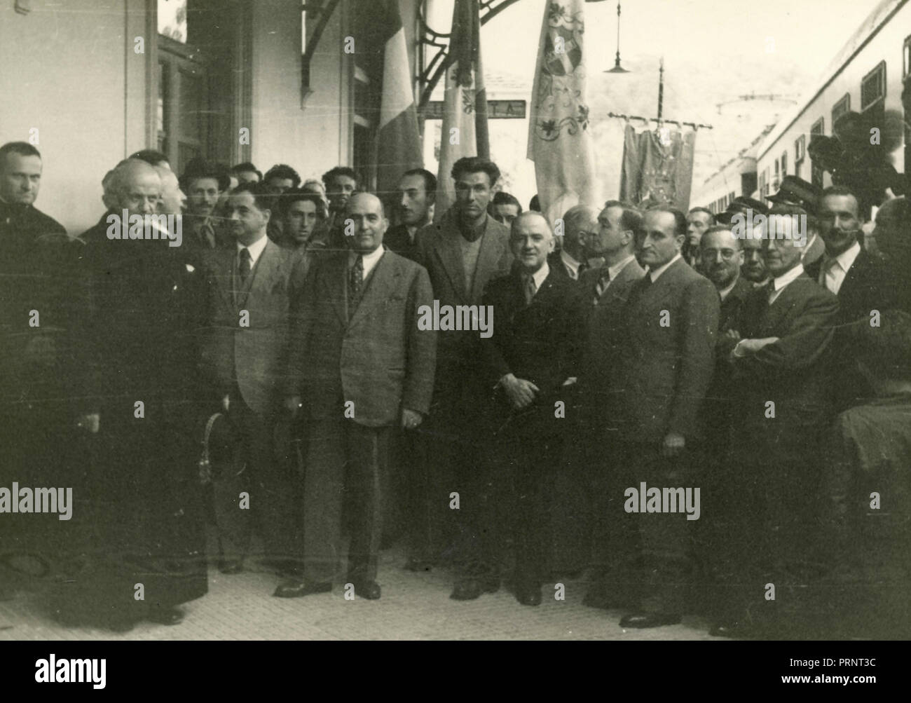 La raccolta non identificato di persone, Italia 1930 Foto Stock