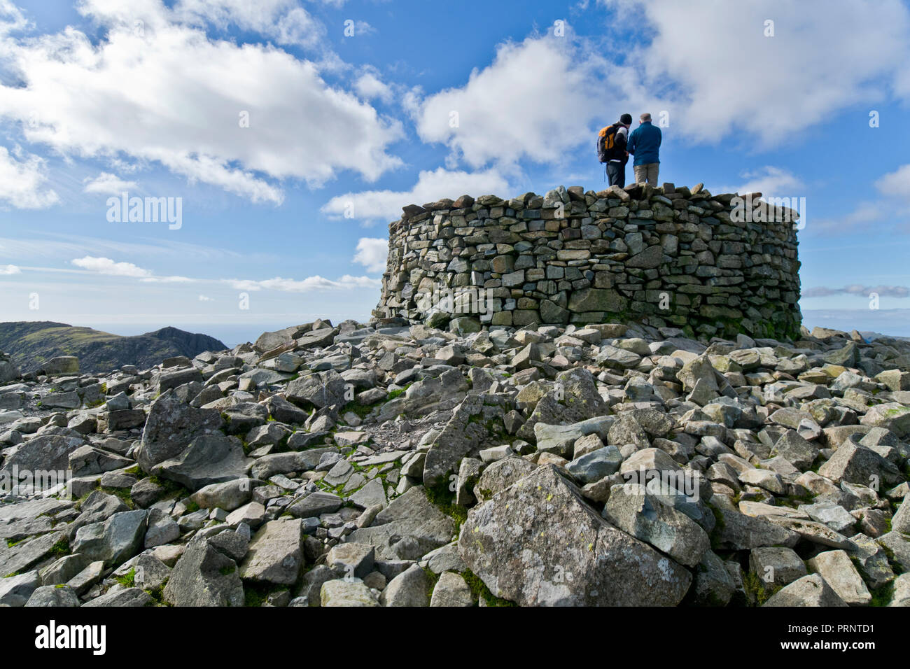 Walkers sul vertice di Scafell Pike, la montagna più alta in Inghilterra Foto Stock