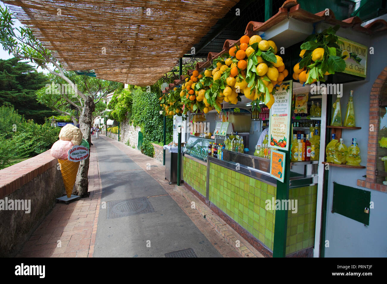 Kiosk presso i Giardini di Augusto, l'isola di Capri e il golfo di Napoli, campania, Italy Foto Stock