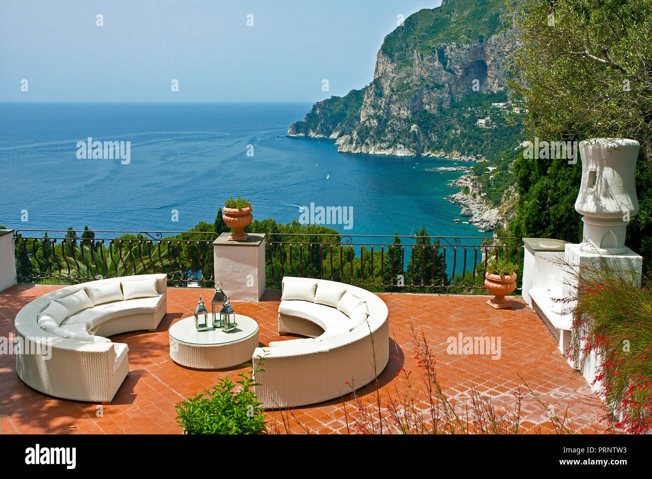 Vista dal terrazzo di una villa di lusso per la ripida costa sud dell'isola di Capri e il golfo di Napoli, campania, Italy Foto Stock