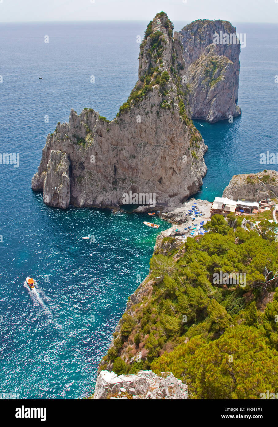 Vista sui Faraglioni di Capri, isola del golfo di Napoli, campania, Italy Foto Stock