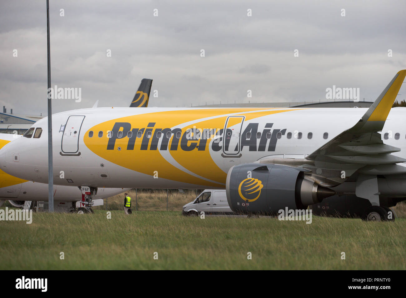 Foto datata 3 ottobre mostra i piani di Primera aria essendo memorizzati in un angolo di Stansted Airport,Essex,dopo che la società è crollato ieri. Primera Air ha smesso di tutte le operazioni alla mezzanotte di lunedì, dopo 14 anni di attività. La compagnia aerea, che aveva 15 piani, ha cominciato ad offrire voli di lungo raggio da aeroporti del Regno Unito, inclusi Stansted e Birmingham, all'inizio di quest'anno. Il Regno Unito in materia di aviazione civile ha raccontato i passeggeri che hanno viaggiato all'estero su un volo Primera che ora esse devono fare i loro arrangiamenti per tornare a U Foto Stock