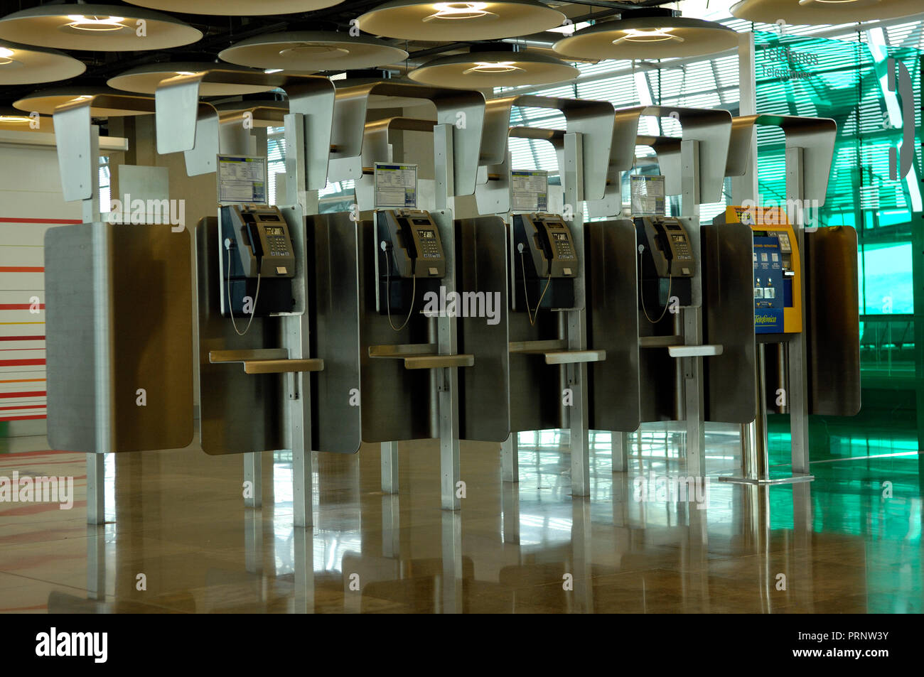 Le cabine telefoniche pubbliche a Madrid International Airport Terminal, Madrid, Spagna, Europa. Foto Stock