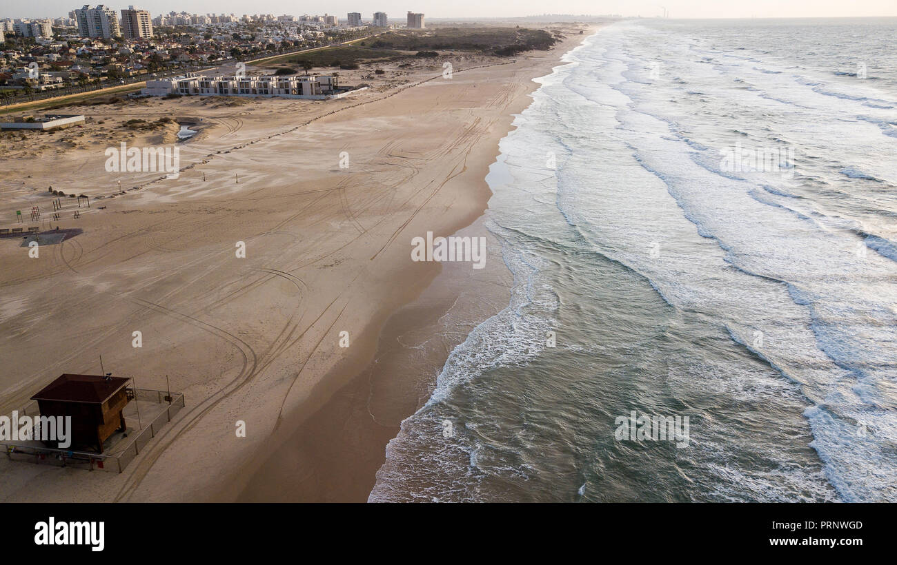 Vista aerea di New Scenic 5 posti vuoti spiaggia sabbiosa con mare ondeggiante, Ashdod, Israele Foto Stock