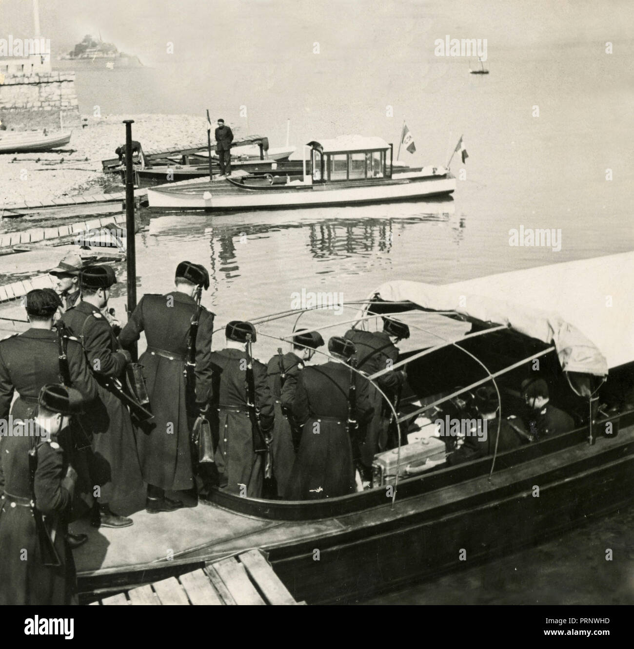 Soldati russi di salire a bordo di una barca, 1930s Foto Stock