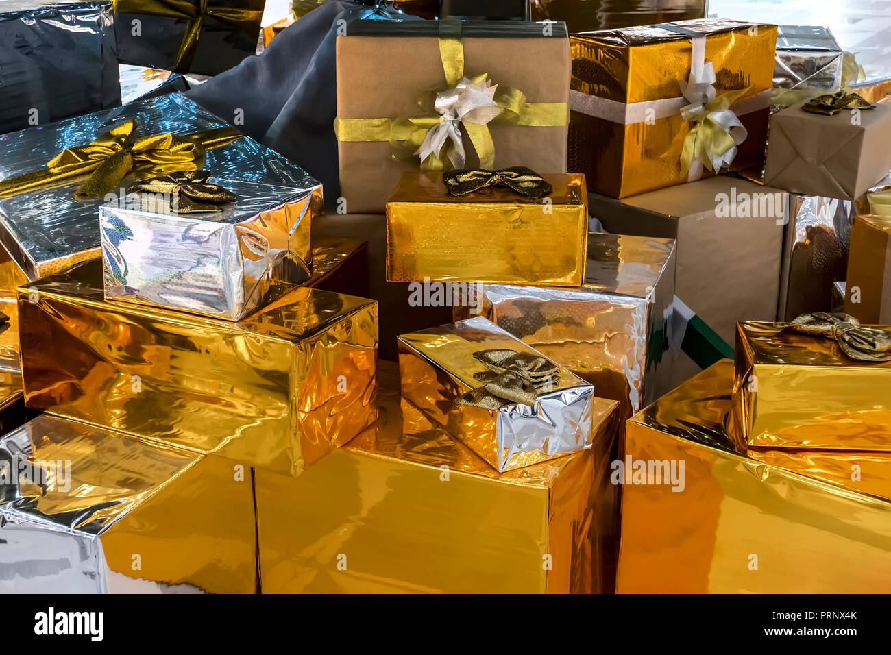 Un sacco di scatole regalo su sfondo bianco. Presenta in craft e carta colorata decorata con rosso di raso archi. Natale e gli altri giorni festivi concetto Foto Stock