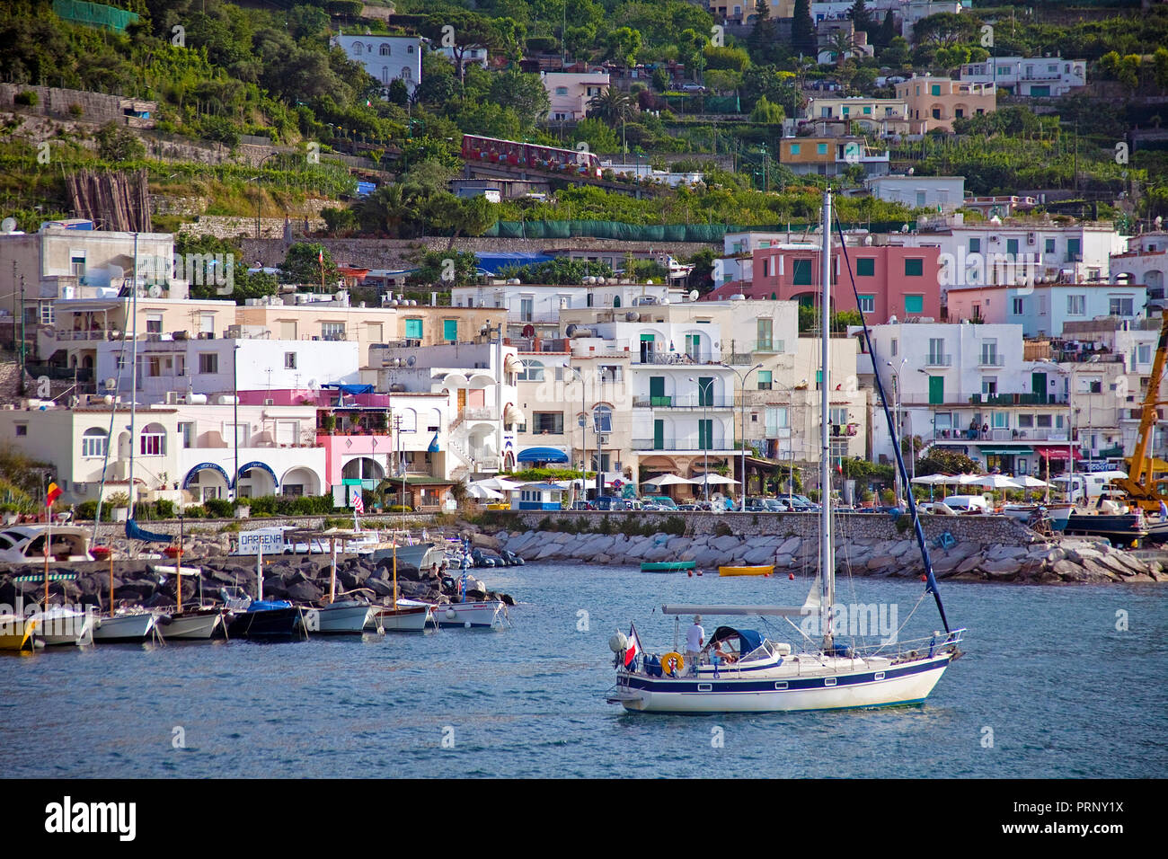 Barca a vela a Marina Grande di Capri, isola del golfo di Napoli, campania,  Italy Foto stock - Alamy