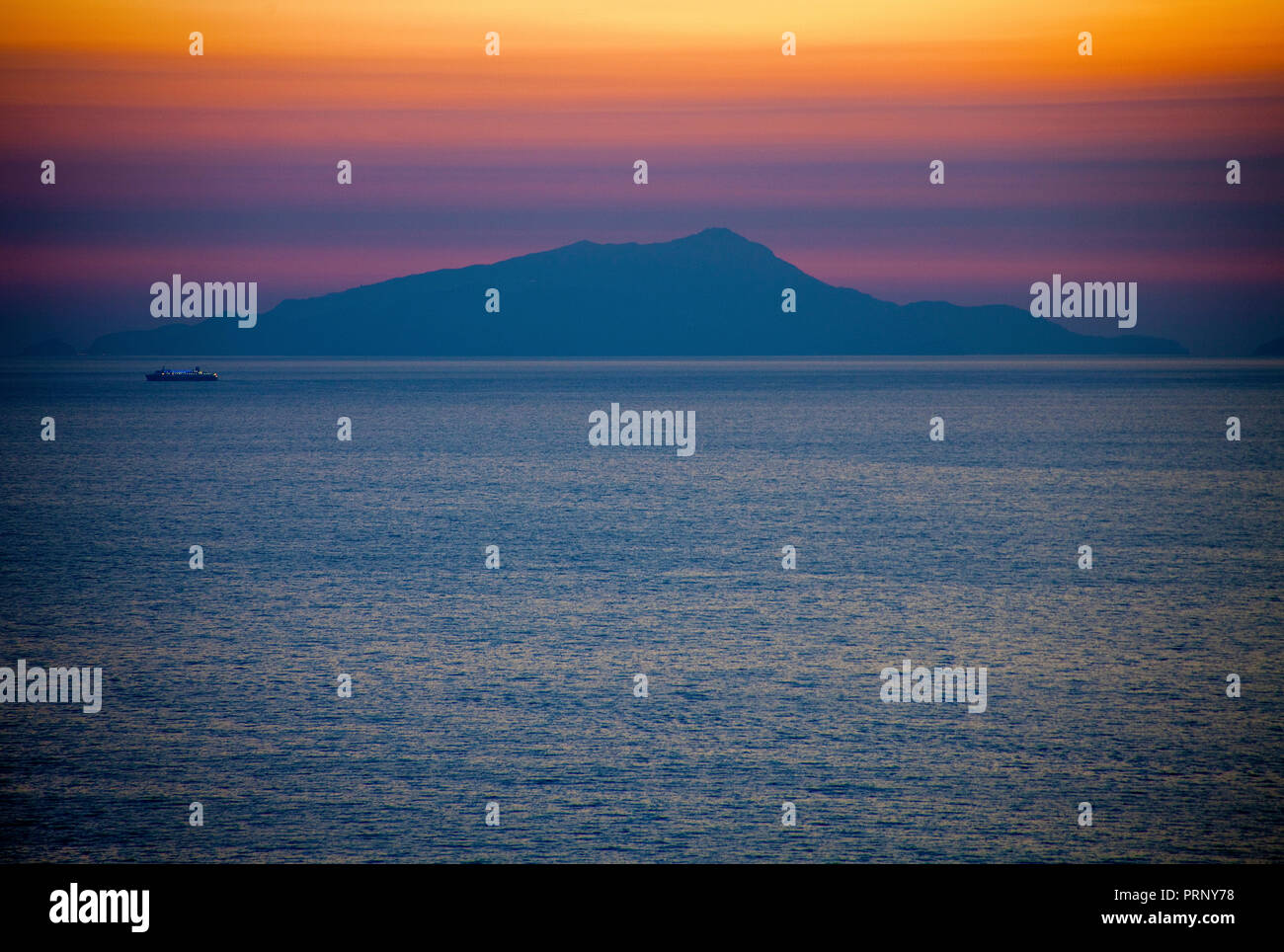 Sonnenuntergang bei der Insel Capri, Golf von Neapel, Kampanien, Italien | Isola di Capri al tramonto, il Golfo di Napoli, campania, Italy Foto Stock
