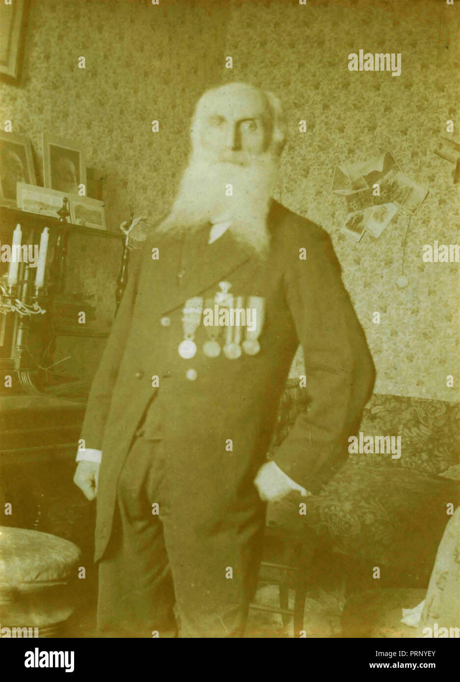 Veterano uomo vecchio con barba lunga con premi e decorazione, 1910s Foto Stock