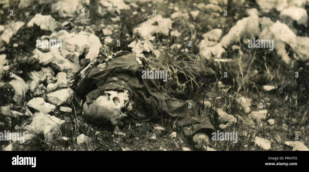 Soldato cadavere abbandonato nei campi, Italia 1910s Foto Stock