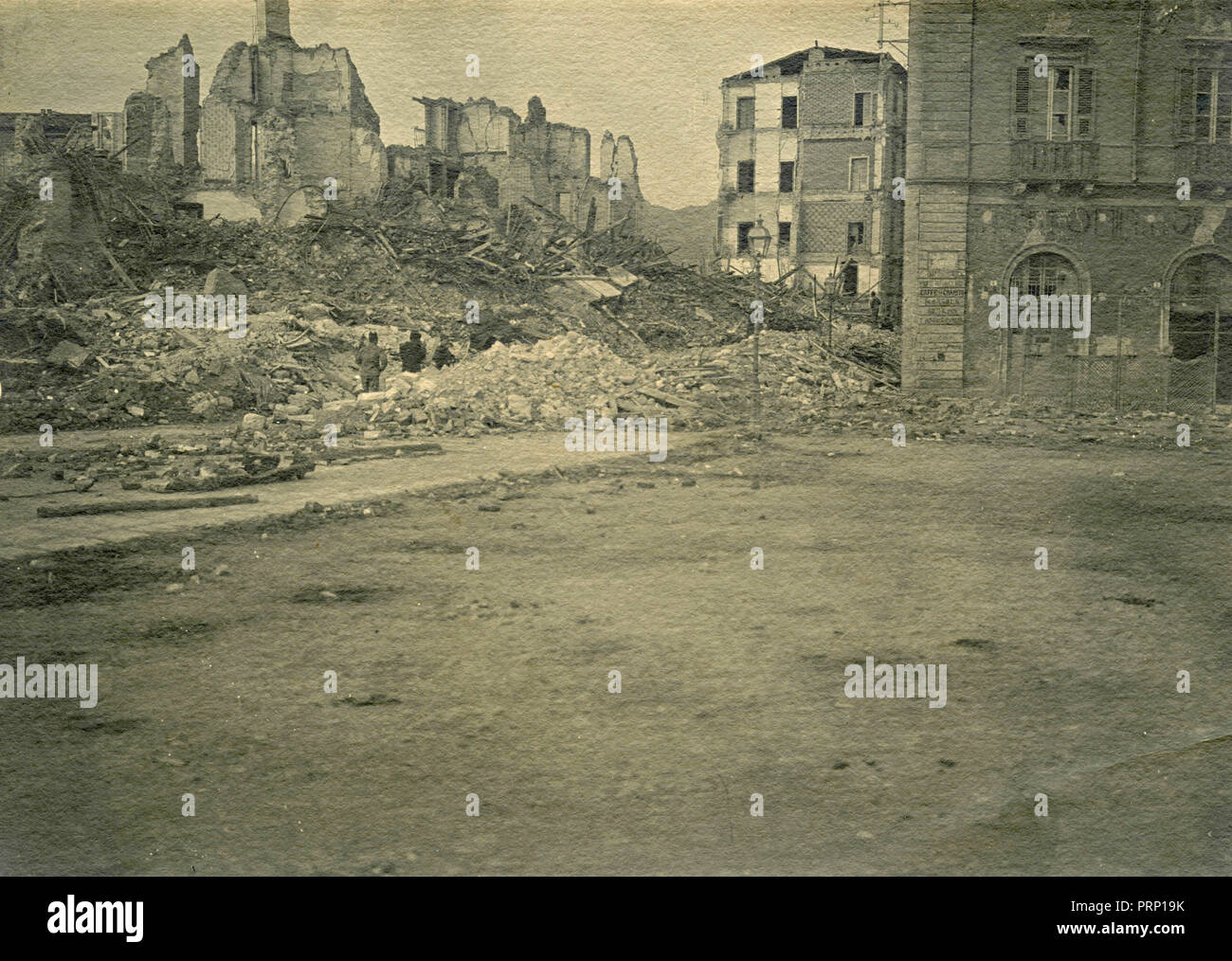 Dopo il terremoto del 1908 in Messina: persone cercano Foto Stock