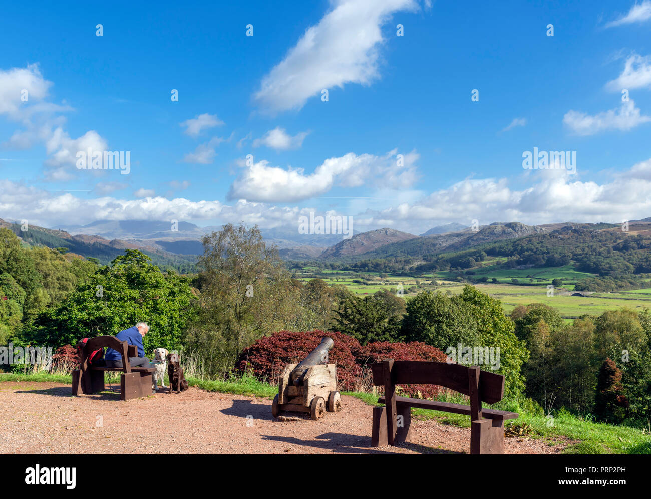 Visualizza in basso Eskdale dalla motivazione di Muncaster Castle, Ravenglass, Parco Nazionale del Distretto dei Laghi, Cumbria, Regno Unito Foto Stock