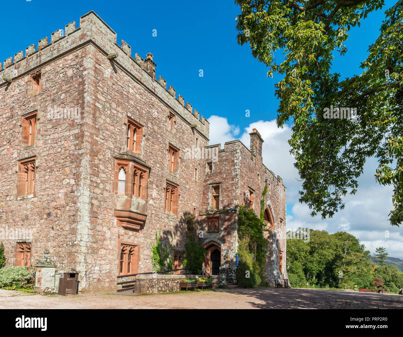 Ingresso anteriore di Muncaster Castle, Ravenglass, Eskdale, Parco Nazionale del Distretto dei Laghi, Cumbria, Regno Unito Foto Stock