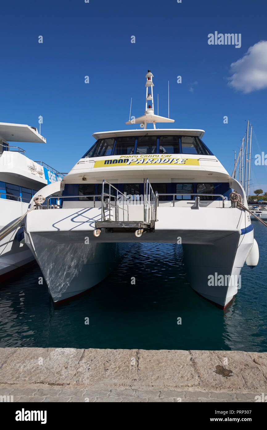 Il Moonfish con fondo di vetro catamarano a Porto Cristo, Manacor, Maiorca, isole Baleari, Spagna. Foto Stock