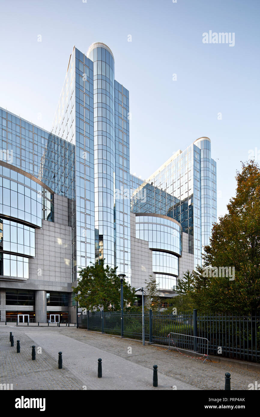 Retro degli edifici del Parlamento europeo a Bruxelles. Prospettiva corretti mediante spostamento della lente. Foto Stock