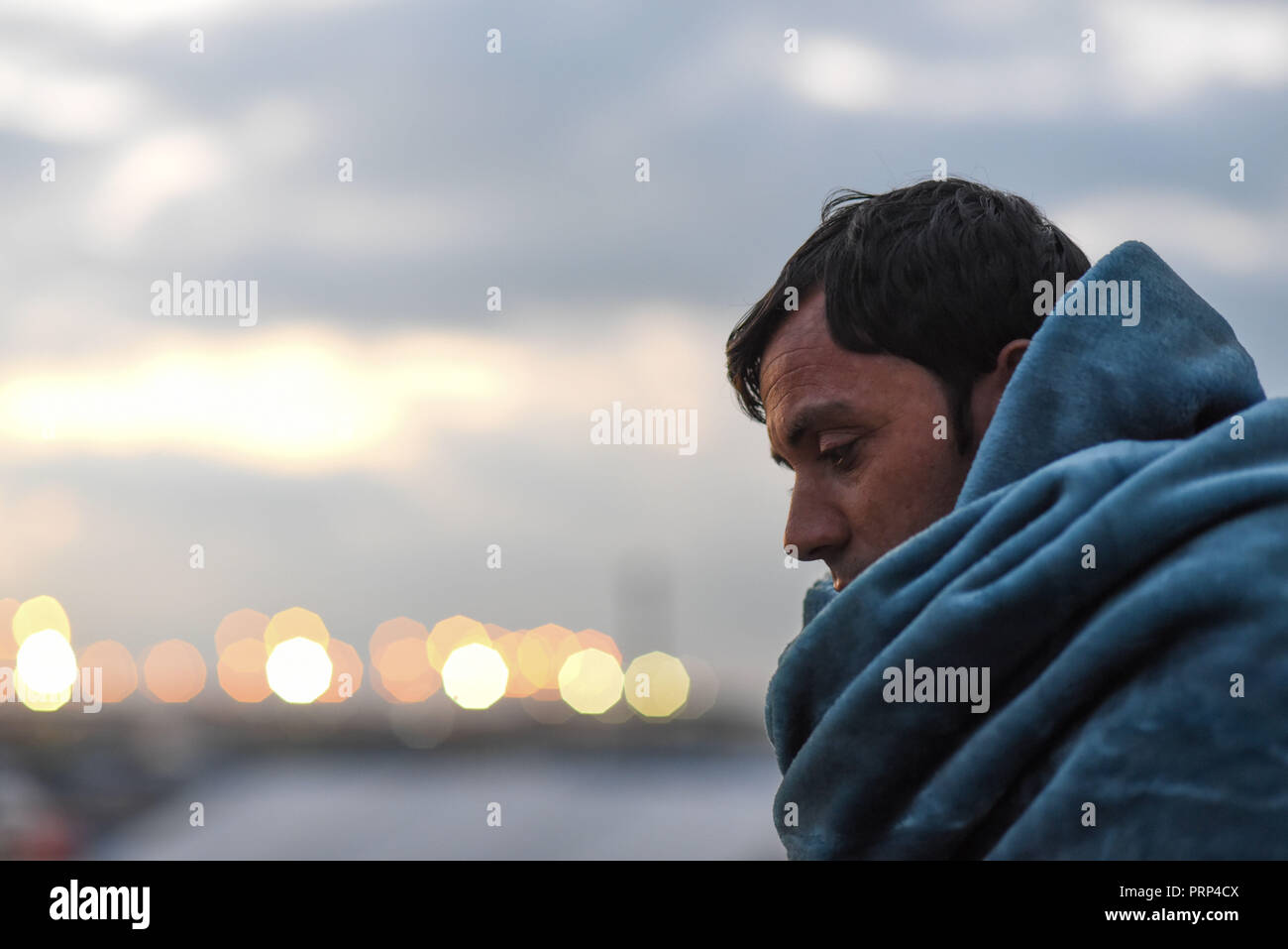 Ottobre 12, 2016 - Calais, Francia: Ritratto di Bahram, a 32 anni da migranti Afghanistan vive in Calais 'Jungle' accampamento migranti. Scena de vie quotidienne dans la jungle de Calais, l'ONU des plus grands camps de migranti au monde. *** La Francia / NESSUNA VENDITA A MEDIA FRANCESI *** Foto Stock