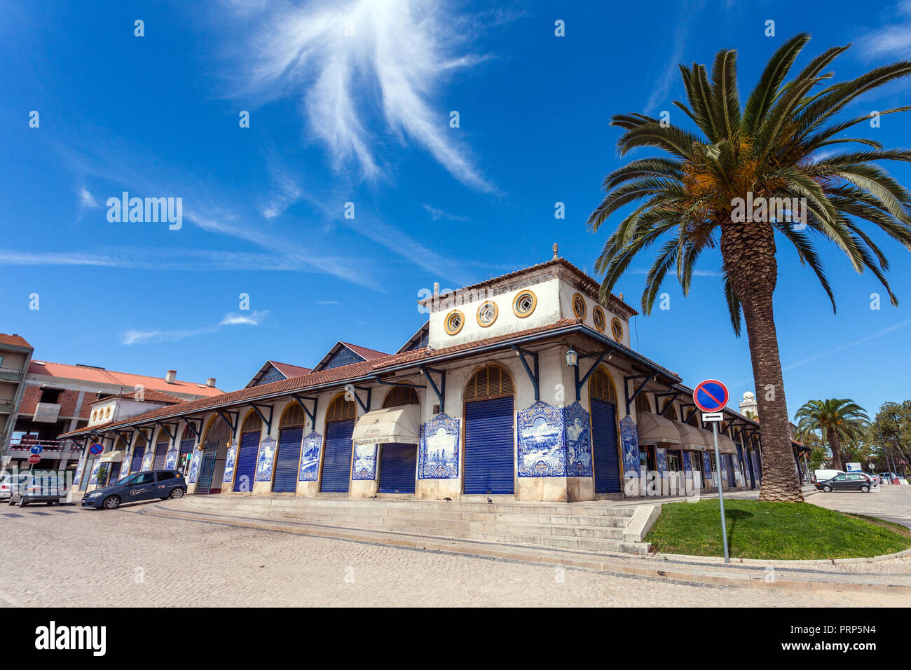 Santarem, Portogallo. Mercado Municipal de Santarem o Mercato degli Agricoltori di Santarem decorata con il tradizionale portoghese piastrelle blu chiamato Azulejos Foto Stock