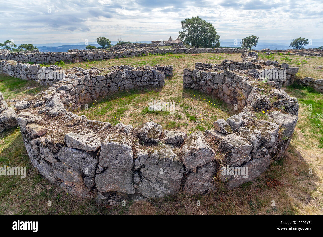 Pacos de Ferreira, Portogallo - 9 Settembre 2017: le rovine della casa in Citania de Sanfins, un Celtic-Iberian fortificato di epoca preistorica Castro insediamento hillfort Foto Stock