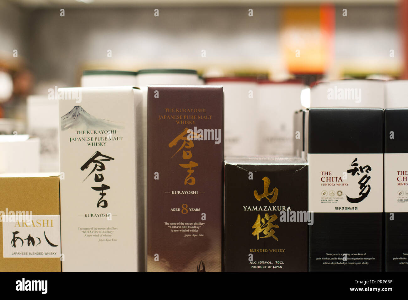 Bucarest, Romania - 17 Giugno 2018: closeup giapponese di bottiglie di whisky Kurayoshi, Chita Yamazakura e Akashi marche in scatole di confezionamento con riferiscono a prodotti Foto Stock