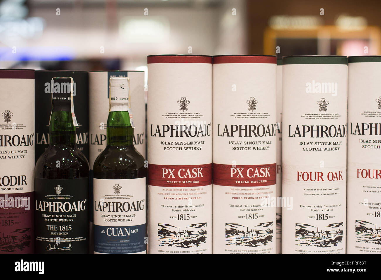 Bucarest, Romania - 17 Giugno 2018: closeup di Laphroaig single malt Scotch whisky di Islay bottiglie e scatole di confezionamento con sapori diversi e l'etichetta Foto Stock