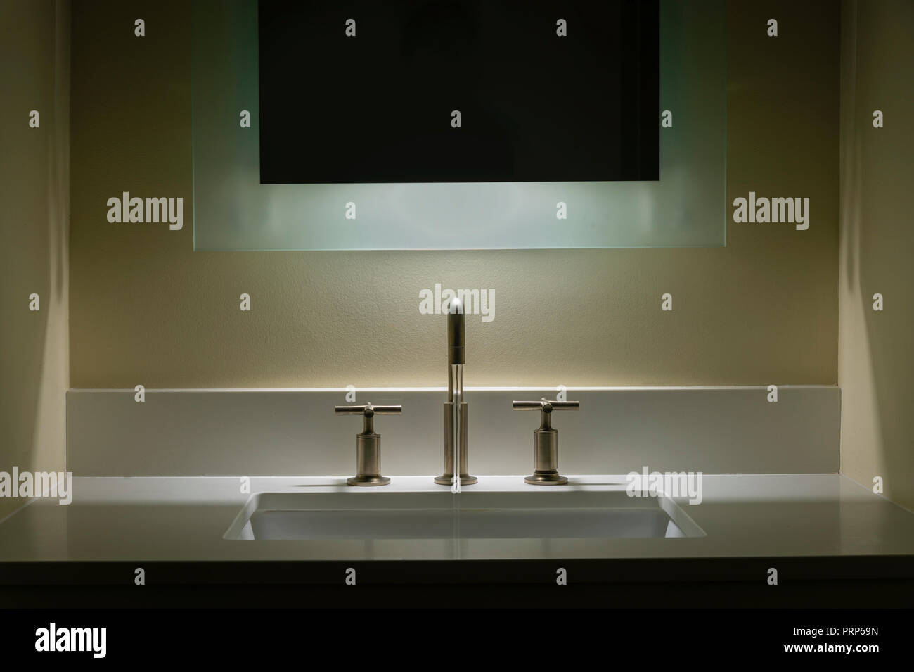 Moderno bagno lavandino con acqua in esecuzione Foto Stock