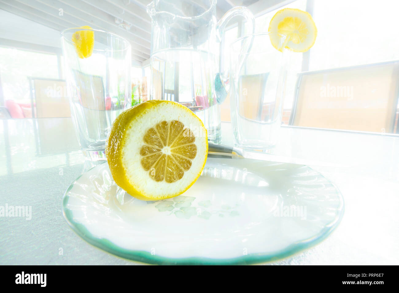 Vista artistica di limone su di un bianco luminoso vestibolo Foto Stock
