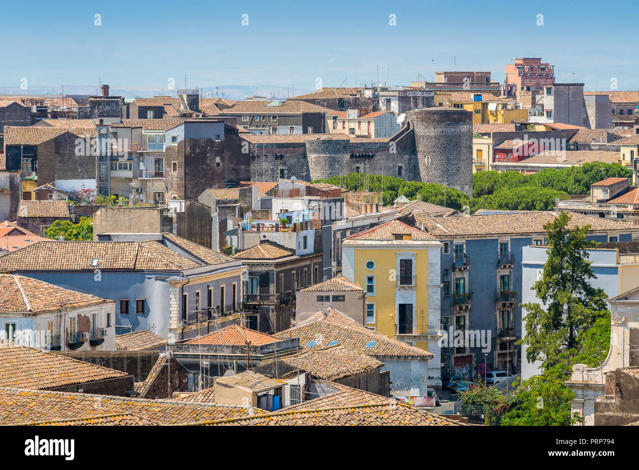 Vista panoramica di Catania dalla cupola della Badia di Sant'Agata, con il Castello Ursino. Sicilia, Italia. Foto Stock