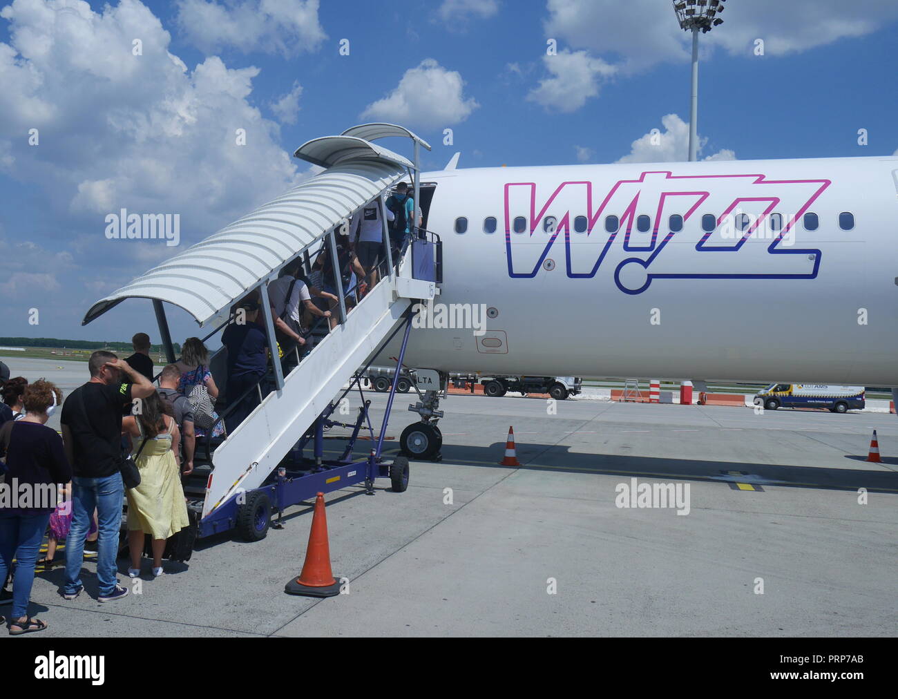 Wizz Air Airbus A320 200 imbarco all'Aeroporto Ferihegy, Budapest, Ungheria Foto Stock