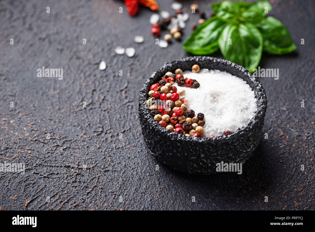 Il sale e il pepe nel recipiente Foto Stock