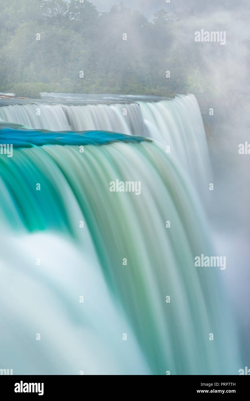 Cascate del Niagara con sfocato che scorre acqua da sogno Foto Stock