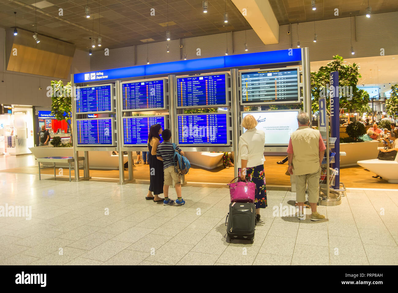 FRANKFURT AIRPORT - Agosto 29, 2018: persone alla sala partenze presso l'Aeroporto Internazionale di Francoforte. L'aeroporto dispone di due terminal per passeggeri con un Foto Stock