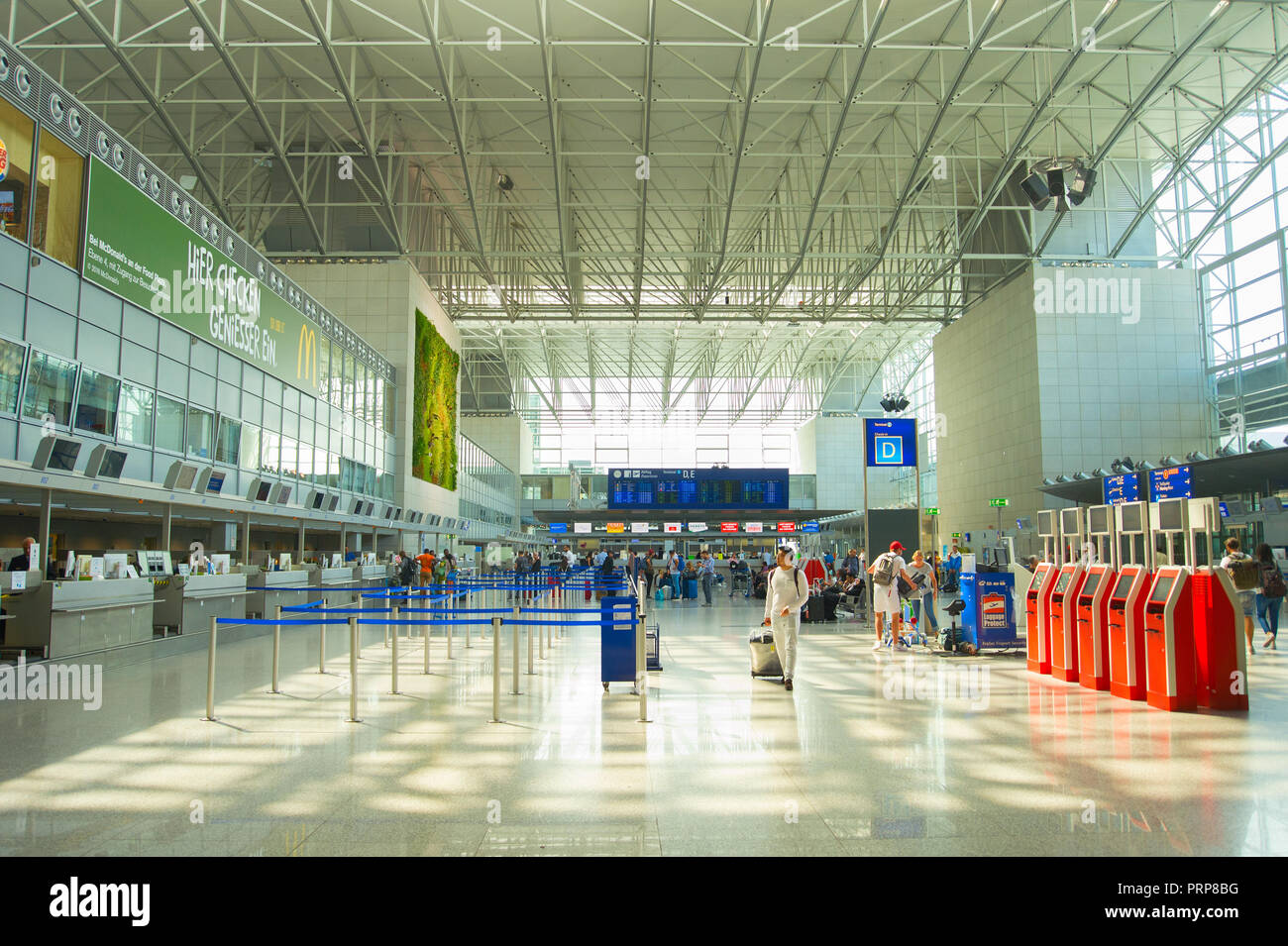 FRANKFURT AIRPORT - Agosto 29, 2018: persone alla sala partenze presso l'Aeroporto Internazionale di Francoforte. L'aeroporto dispone di due terminal per passeggeri con un Foto Stock