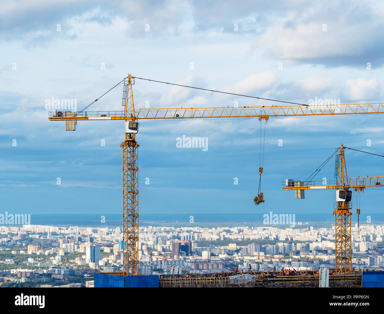 Al di sopra di vista di alta altitudine gru sul sito in costruzione di un alto edificio nella città di Mosca in autunno Foto Stock