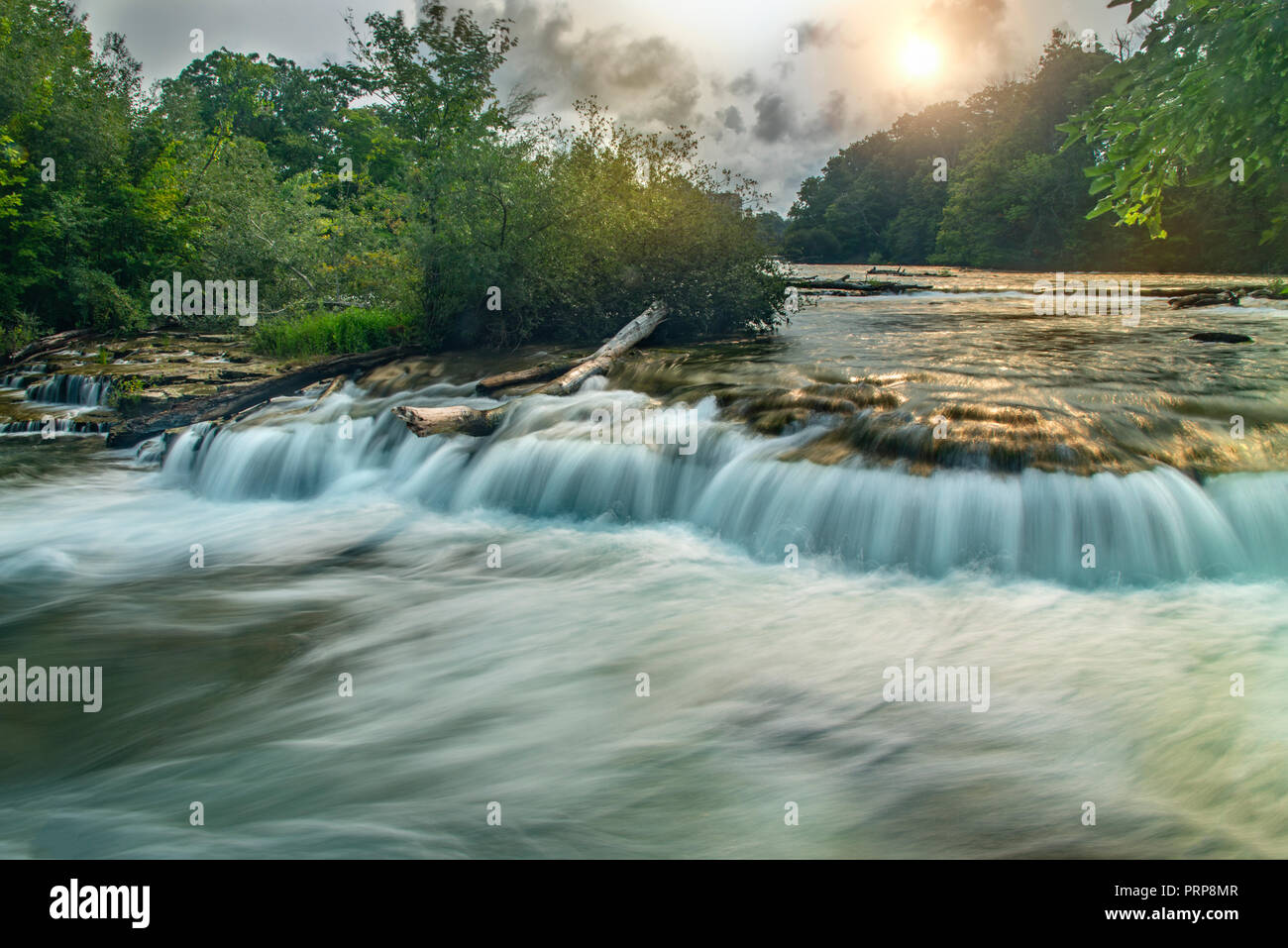 Registro caduti con acqua sfocate Fiume Niagara, New York STATI UNITI D'AMERICA Foto Stock