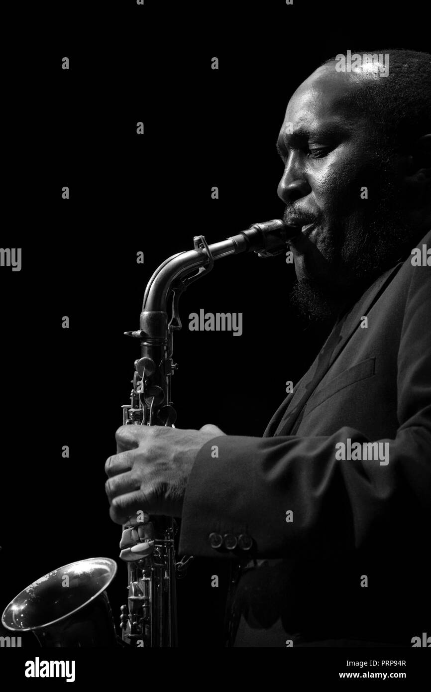 Toni Kofi gioca sax alto come ospite speciale per Jo Harrop, Scarborough Jazz Festival 2018 Foto Stock