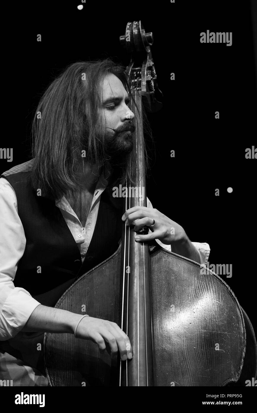 Matt Ridley assolo al contrabbasso con il suo quartetto, Scarborough Jazz Festival 2018 Foto Stock