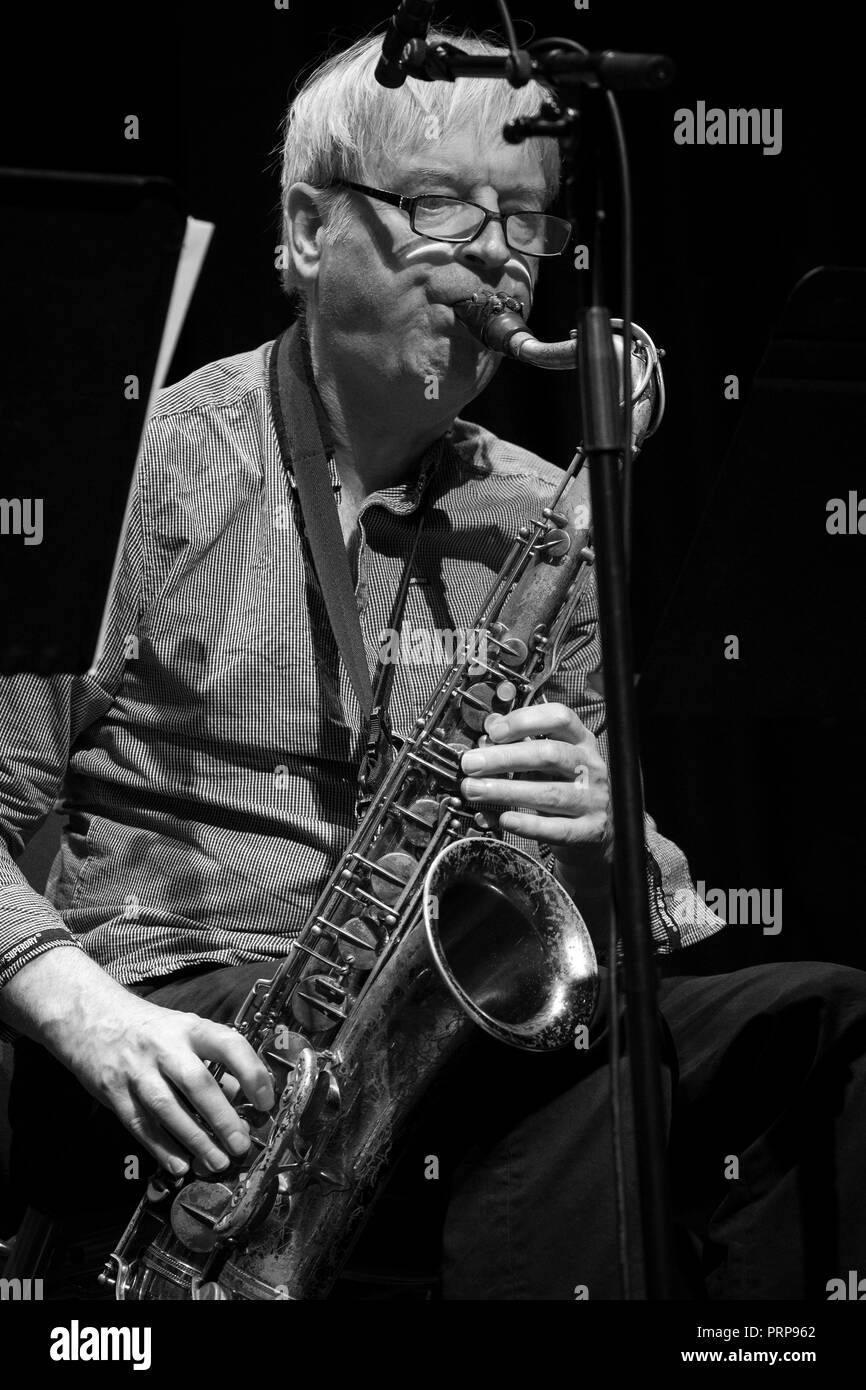 Pete ferire improvvisare sul sax tenore con Stan Sulzman dell Orchestra al neon, Scarborough Jazz Festival 2018 Foto Stock