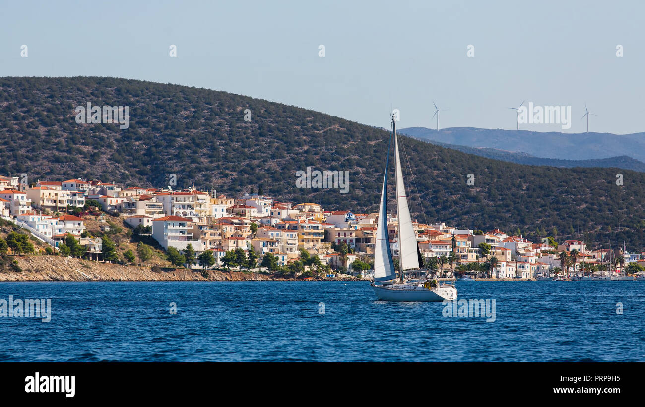 Barche a vela in mare. Barca di lusso vicino isola greca nel Mare Egeo. Foto Stock