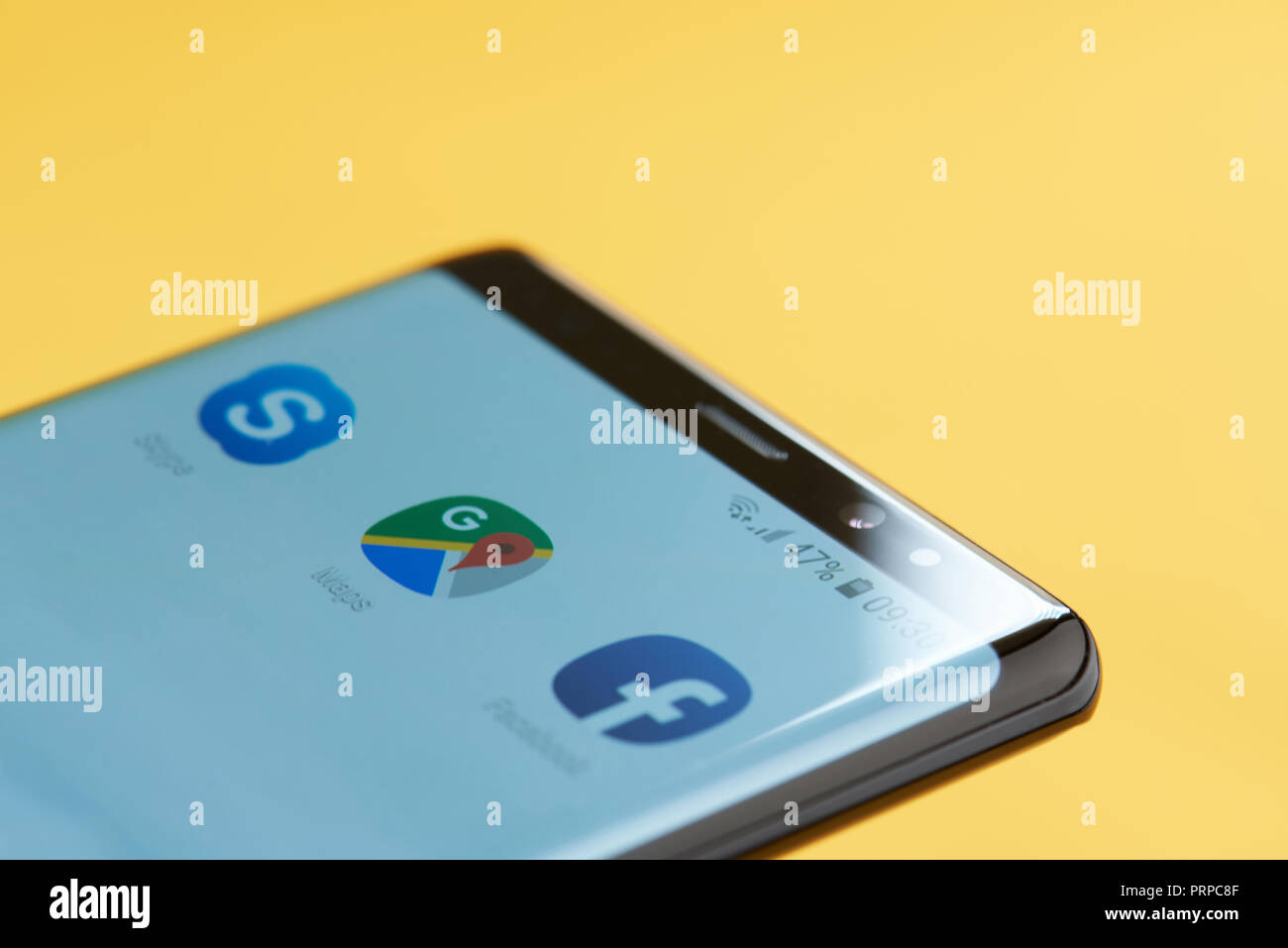 New york, Stati Uniti d'America - 3 ottobre 2018: Google maps icona sulla schermata dello smartphone vicino la vista con sfondo giallo Foto Stock