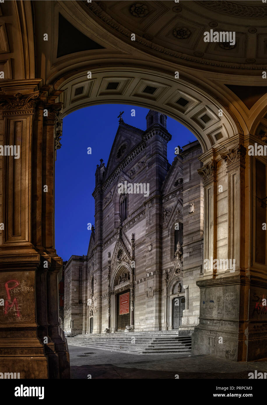 Cattedrale di Napoli di notte. Napoli, campania, Italy Foto Stock