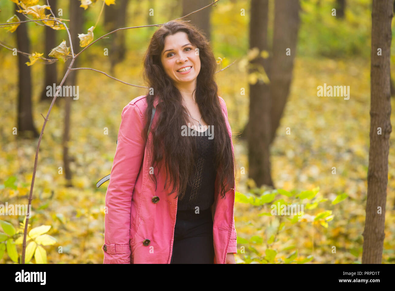 In Autunno La Natura E Il Concetto Di Persone Ritratto Di Belle Dimensioni Plus Donna In Posizione Di Parcheggio Foto Stock Alamy