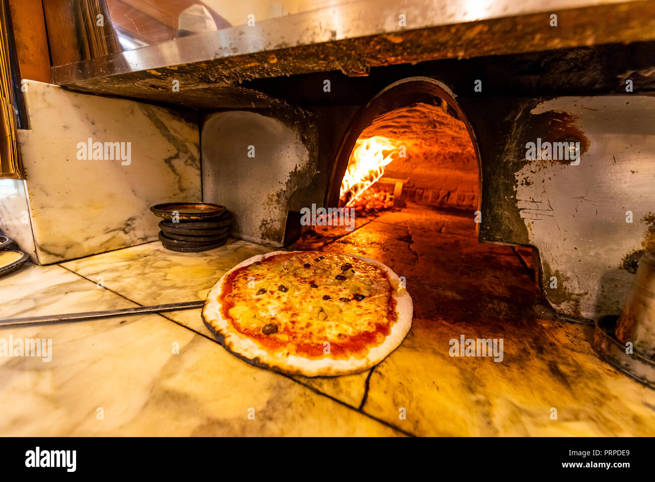 Vecchia pizzeria tradizionale Sbragia nel cuore della città di Lucca. Italia Foto Stock