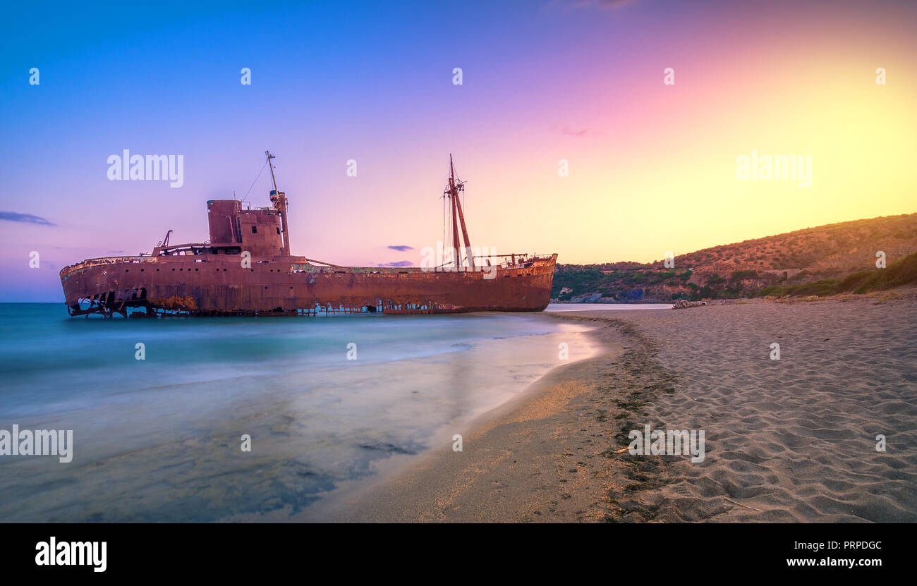 Costa greca con il famoso relitto arrugginito in Glyfada Beach vicino Gytheio, Gythio Laconia Peloponneso Grecia. Foto Stock