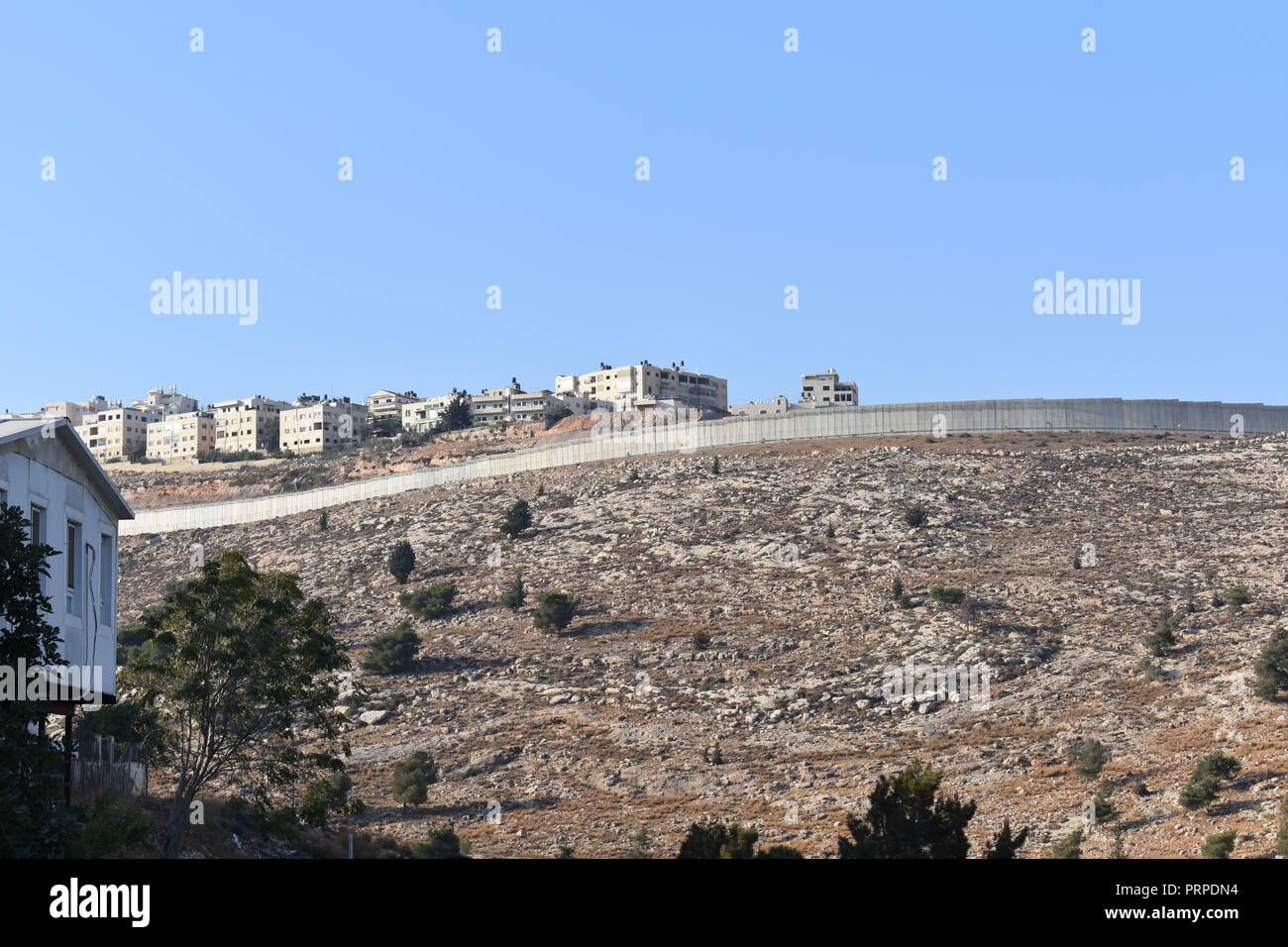 Ramallah come visto da dietro la barriera di sicurezza Foto Stock