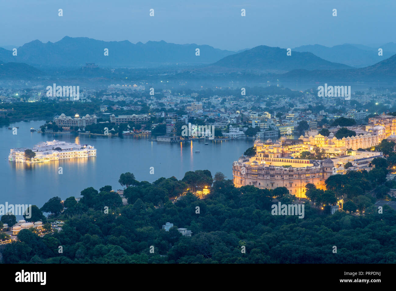 Vista aerea di Udaipur nel Rajasthan di notte Foto Stock