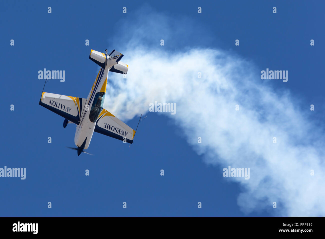 British pilota acrobatico Mark Jefferies battenti un motore singolo Extra 330LX velivolo acrobatico VH-IXN. Foto Stock
