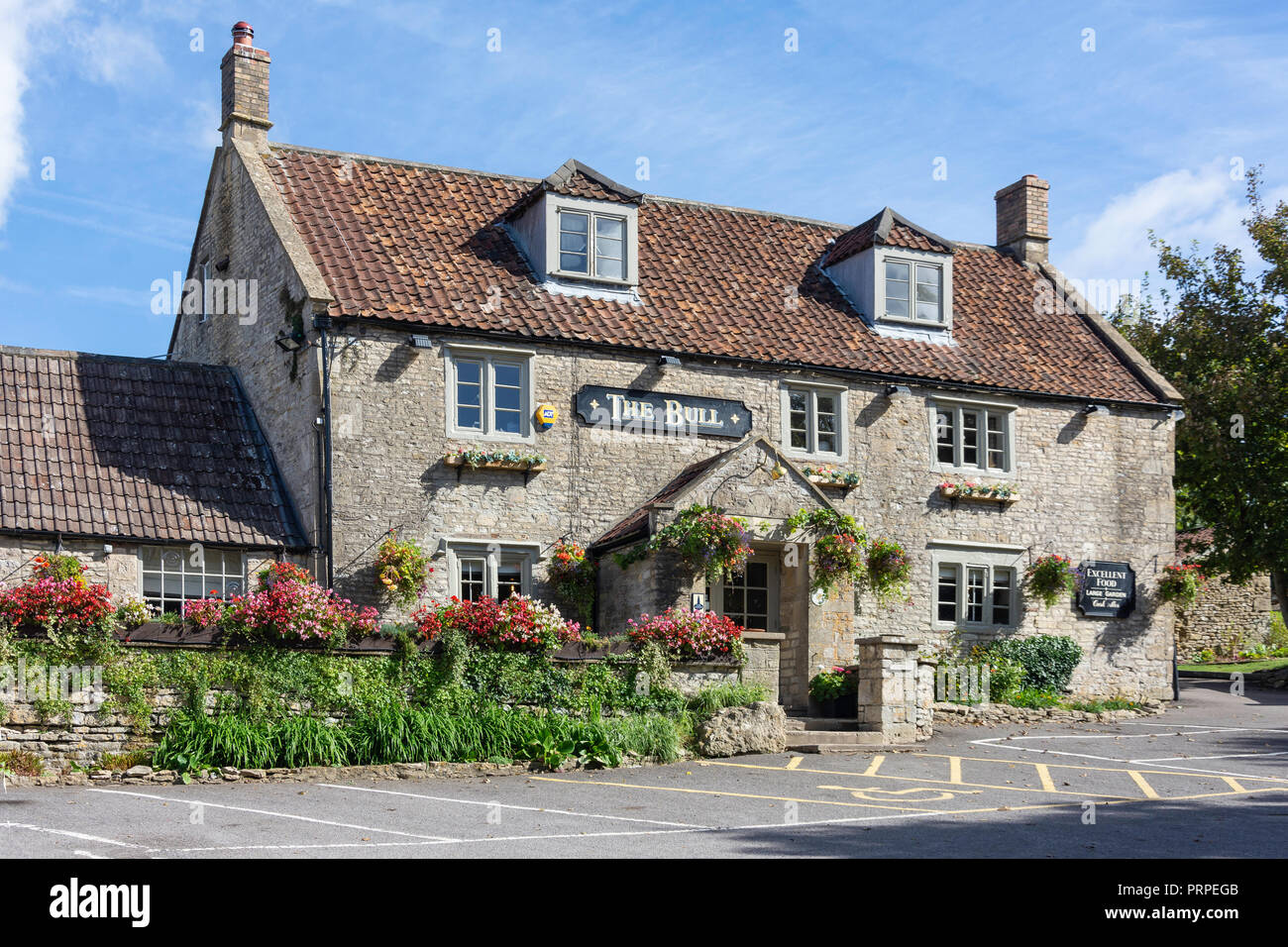 Xvii secolo il Bull a Hinton Pub, Hinton, Gloucestershire, England, Regno Unito Foto Stock
