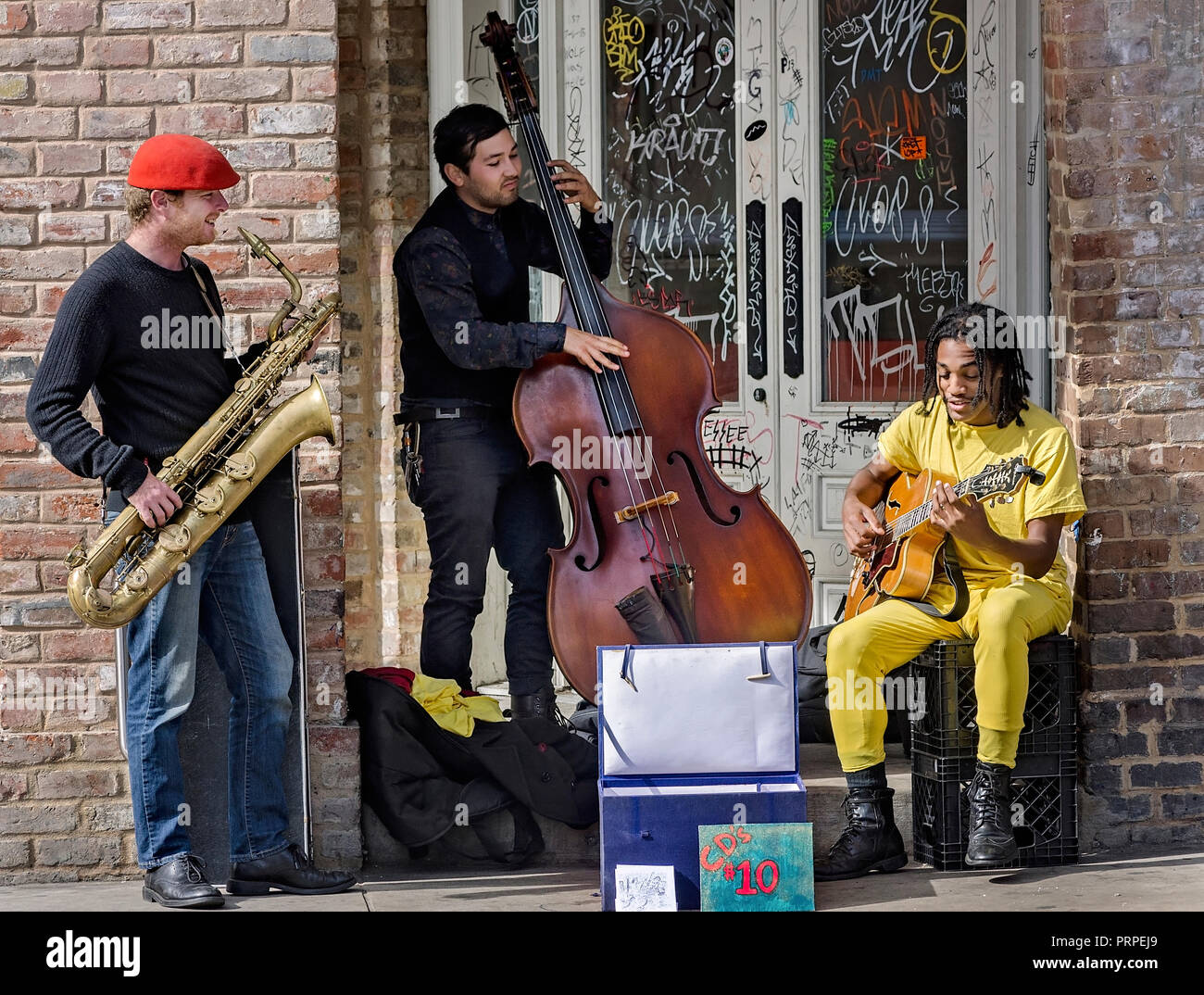 Una jazz band esegue su un angolo di strada, Novembre 11, 2015, New Orleans, in Louisiana. Foto Stock