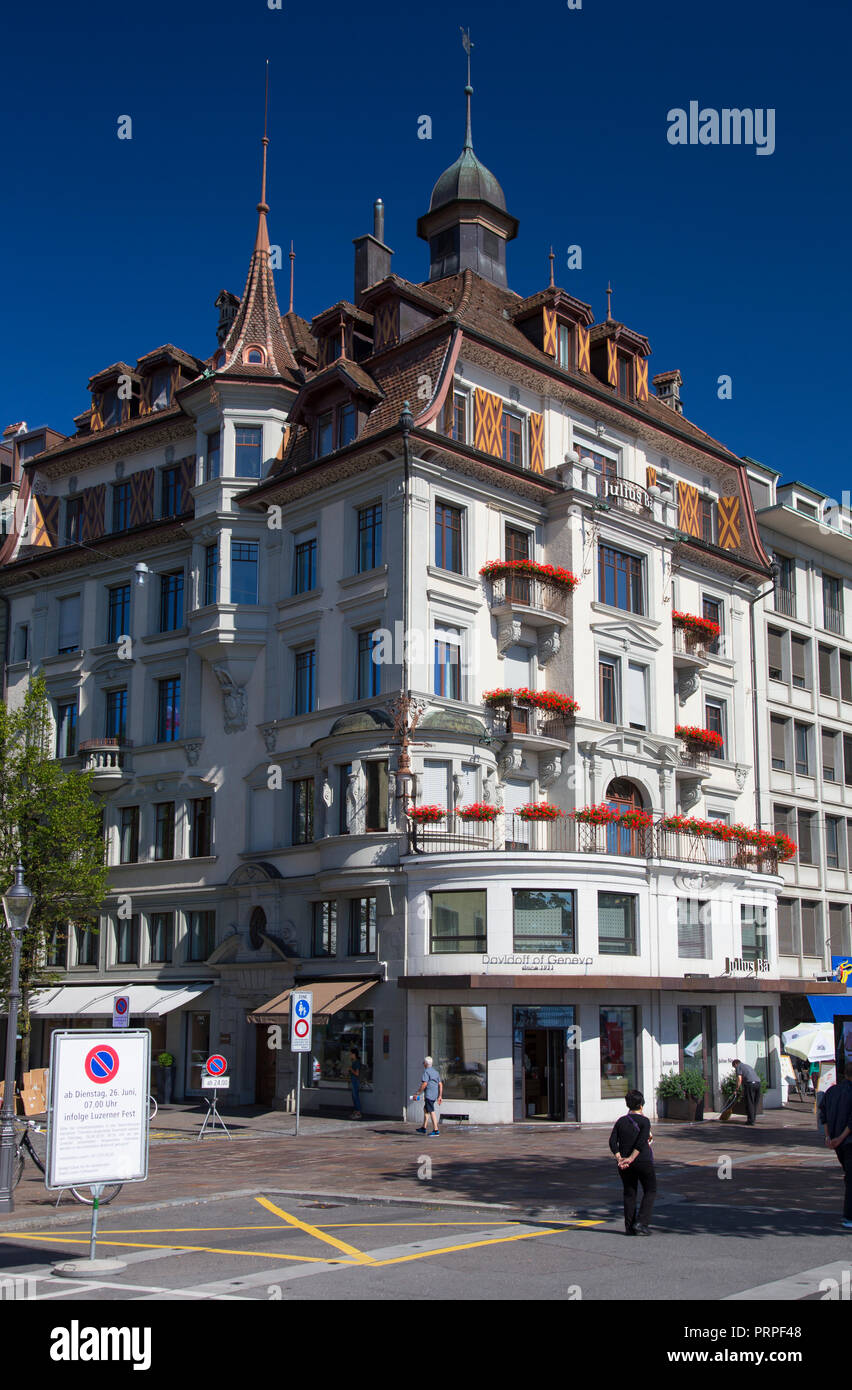 Bank Julius Bär & Co nell'angolo di Kapellgasse e Schwanenplatz, Lucerna, Svizzera Foto Stock