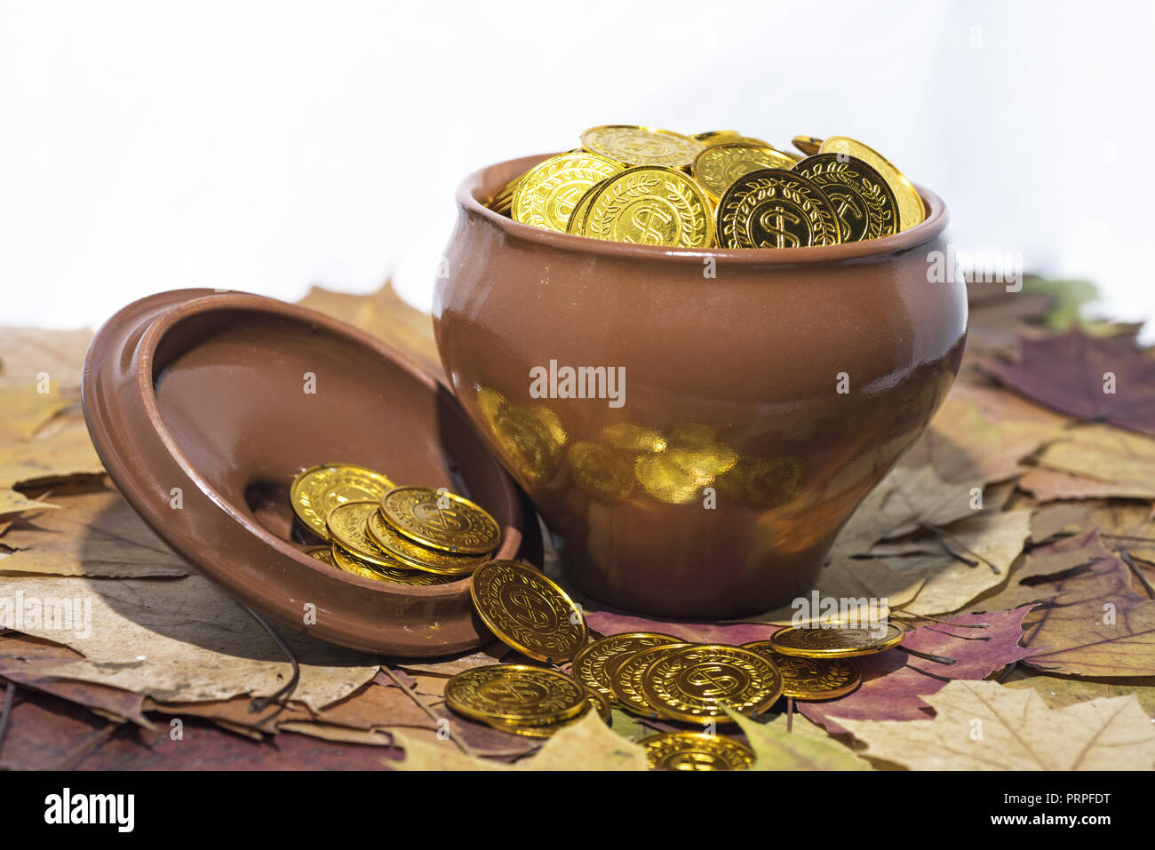 Isolato la pentola con le monete d'oro. Foto astratte di fortunati. Foto Stock